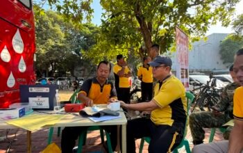 Hadir dan Bermanfaat Personil Polres Madiun Kota Ikuti Donor Darah dalam Rangka HUT RRI ke-81