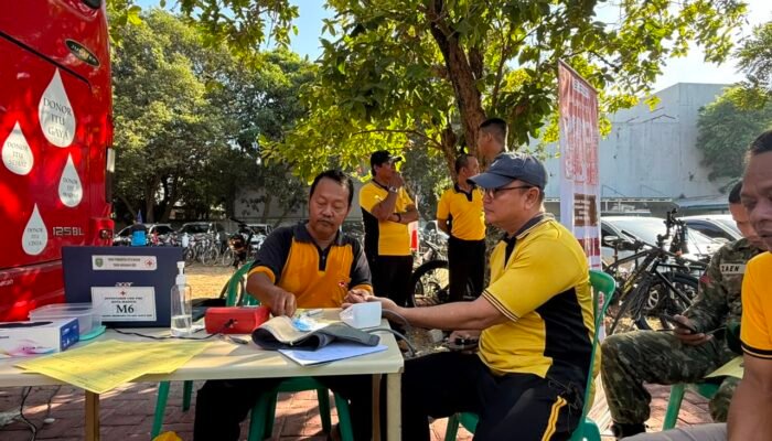 Hadir dan Bermanfaat Personil Polres Madiun Kota Ikuti Donor Darah dalam Rangka HUT RRI ke-81