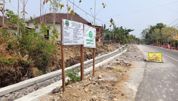 Rehabilitasi Jalan Krajan–Lembeyan Kulon Dikerjakan, Dinas PUPR Magetan Tekankan Pentingnya Drainase