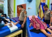 Aksi Humanis Polsek Rambah Hilir, Brigadir Makmur Bantu Evakuasi Korban Kecelakaan