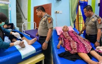 Aksi Humanis Polsek Rambah Hilir, Brigadir Makmur Bantu Evakuasi Korban Kecelakaan