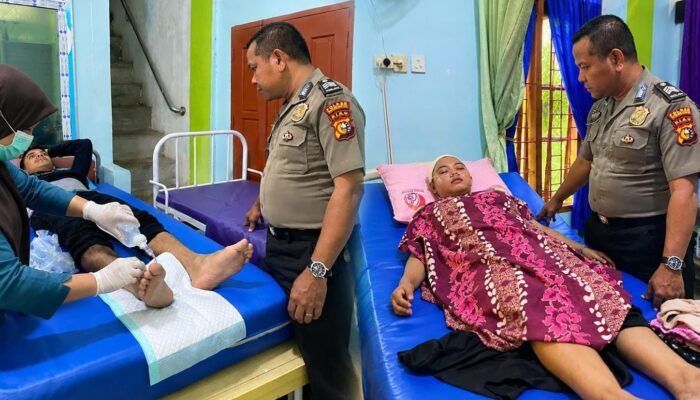 Aksi Humanis Polsek Rambah Hilir, Brigadir Makmur Bantu Evakuasi Korban Kecelakaan