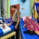 Aksi Humanis Polsek Rambah Hilir, Brigadir Makmur Bantu Evakuasi Korban Kecelakaan