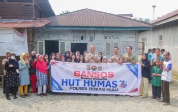 HUT Humas Polri ke-75, Polres Rohul Salurkan Bansos Berupa Sembako untuk Masyarakat Desa Koto Tinggi