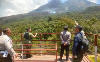 Asap Karhutla Masih Terlihat, Petugas Gabungan Siaga di Perbatasan Cemoro Sewu–Cemoro Kandang