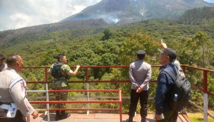 Asap Karhutla Masih Terlihat, Petugas Gabungan Siaga di Perbatasan Cemoro Sewu–Cemoro Kandang