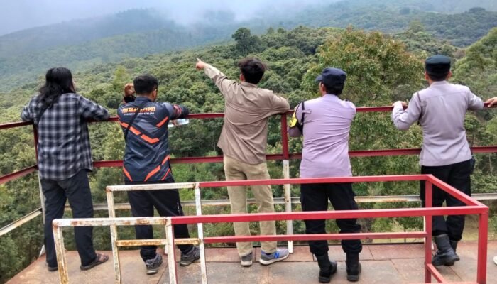 Tim Gabungan Polres Magetan, TNI, BPBD, Perhutani dan Relawan Pantau Karhutla Gunung Lawu, Sejumlah Titik Asap Masih Terlihat